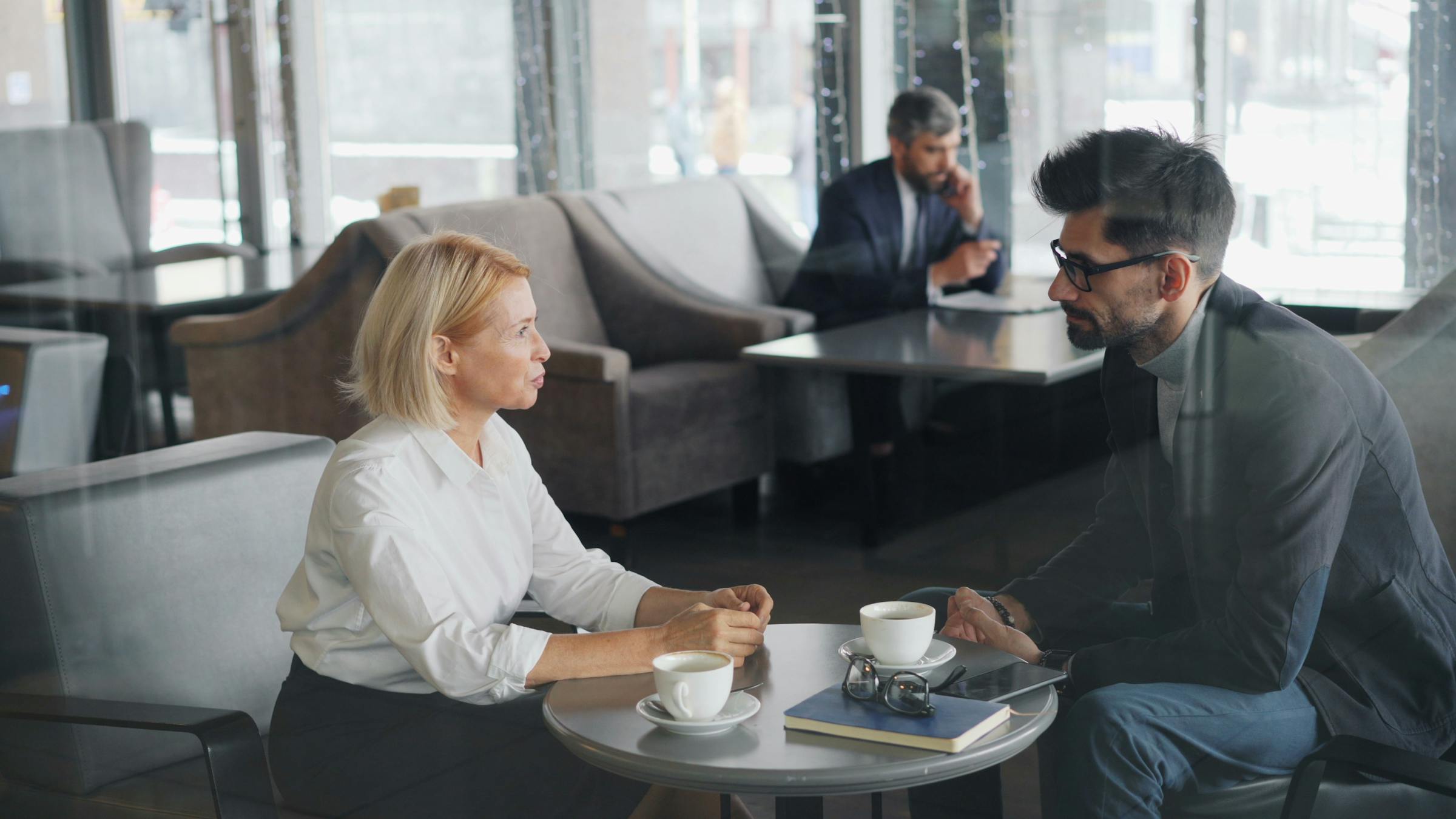 Deux personnes en discussion autour d'une table de travail