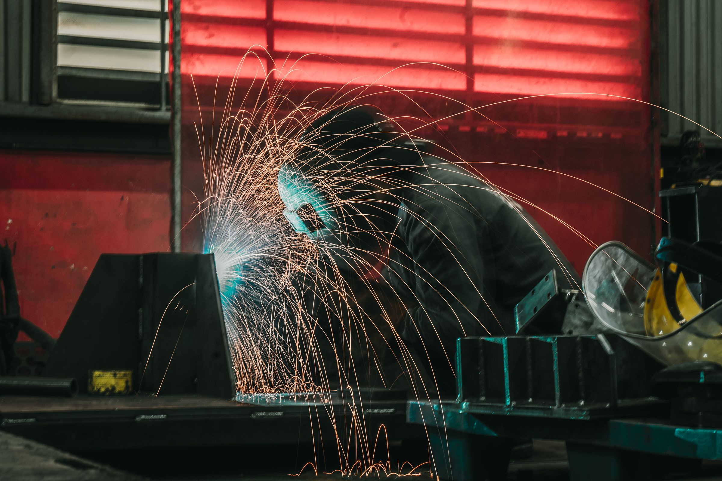 Atelier manufacturier — soudeur au travail