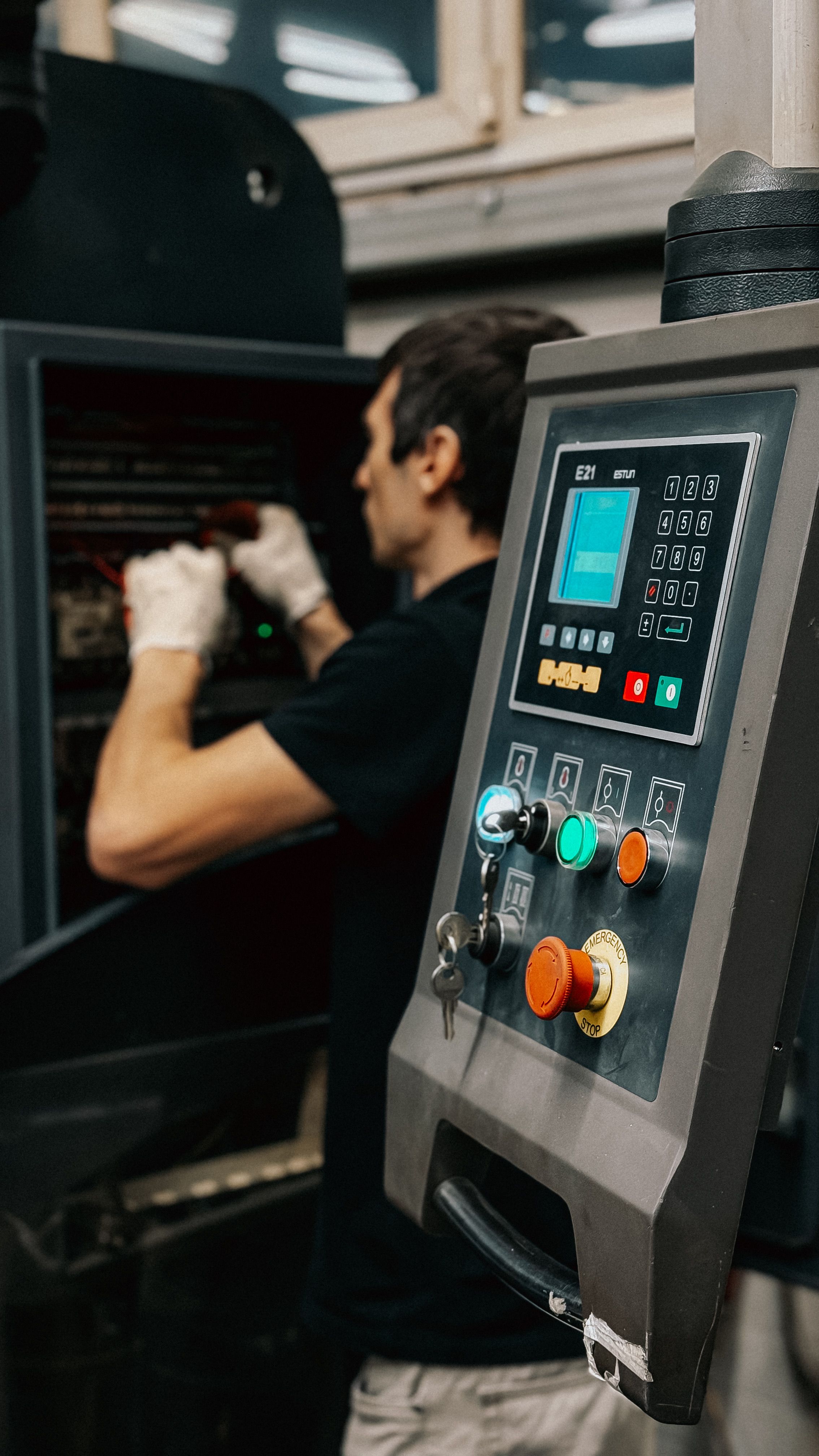 Technicien devant un panneau de contrôle industriel