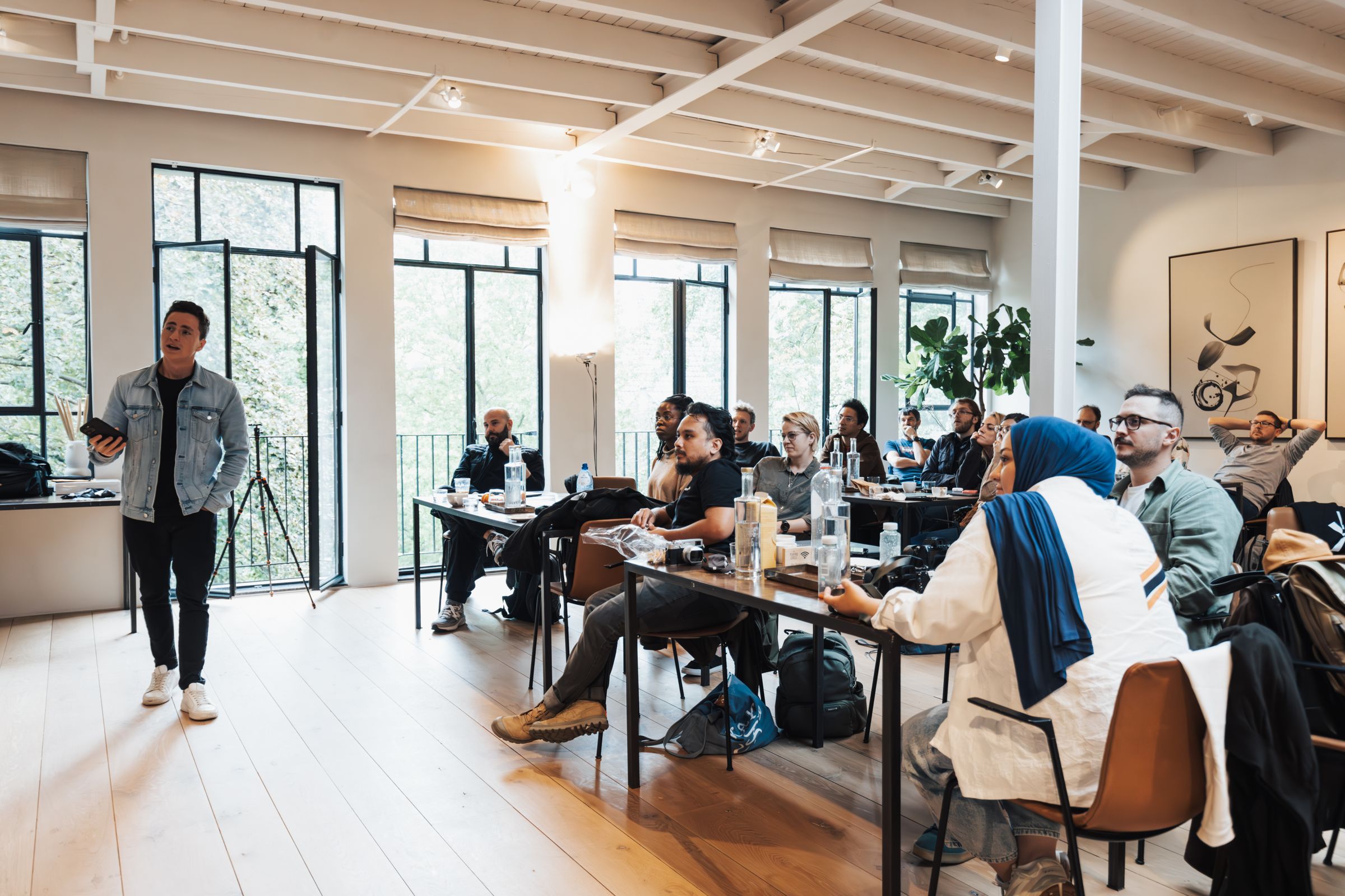 Groupe diversifié participant à une formation en salle